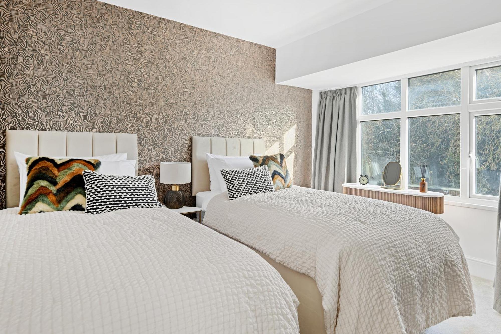 Windsor House By Andrew Hart Property Стурбридж Екстериор снимка